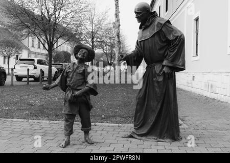 Die Vielzahl von Statuen aus Bronze, die in der Nähe des Zentrums der Festung zu finden sind. Diese Statuen zeigen einen anderen Status der Menschen aus der Vergangenheit Stockfoto