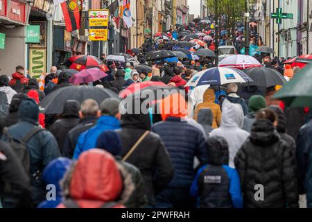 Klone, County Monaghan, Irland. 30. April 2023. Armagh besiegte Down 4-10 zu 0-12 im Halbfinale der Ulster Senior Football Championship in St. Tiernachs Park, Klonen heute. GAA-Fans beider Teams streamen nach dem Spiel auf Clones. Kredit: AG News/Alamy Live News Stockfoto