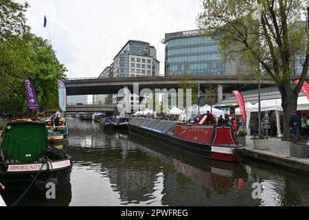 Warwick Avenue, London, Großbritannien. 30. April 2023. Schmalboote, Lastkähne und Kanalboote nehmen dieses Jahr am 40. Jahrestag der IWA Canalway Cavalcade Teil und feiern das nautische Leben auf den Wasserstraßen in Little Venice, London, Großbritannien. Kredit: Siehe Li/Picture Capital/Alamy Live News Stockfoto