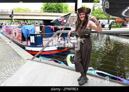 Warwick Avenue, London, Großbritannien. 30. April 2023. Schmalboote, Lastkähne und Kanalboote nehmen dieses Jahr am 40. Jahrestag der IWA Canalway Cavalcade Teil und feiern das nautische Leben auf den Wasserstraßen in Little Venice, London, Großbritannien. Kredit: Siehe Li/Picture Capital/Alamy Live News Stockfoto