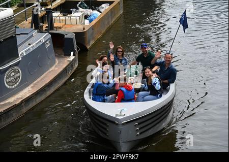 Warwick Avenue, London, Großbritannien. 30. April 2023. Schmalboote, Lastkähne und Kanalboote nehmen dieses Jahr am 40. Jahrestag der IWA Canalway Cavalcade Teil und feiern das nautische Leben auf den Wasserstraßen in Little Venice, London, Großbritannien. Kredit: Siehe Li/Picture Capital/Alamy Live News Stockfoto