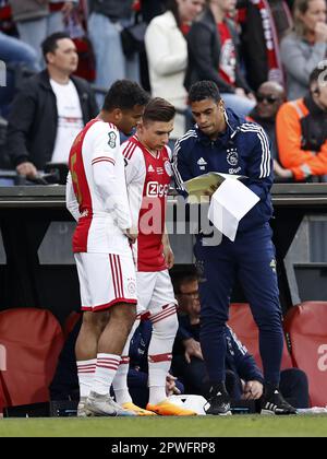 ROTTERDAM - (lr) Owen Wijndal aus Ajax, Francisco Conceicao aus Ajax, Ajax-Assistenztrainer Michael Reiziger während des TOTO KNVB Cup Finales zwischen PSV und Ajax im Feyenoord Stadion de Kuip am 30. April 2023 in Rotterdam, Niederlande. ANP MAURICE VAN STONE Stockfoto