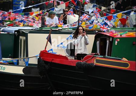 Warwick Avenue, London, Großbritannien. 30. April 2023. Schmalboote, Lastkähne und Kanalboote nehmen dieses Jahr am 40. Jahrestag der IWA Canalway Cavalcade Teil und feiern das nautische Leben auf den Wasserstraßen in Little Venice, London, Großbritannien. Kredit: Siehe Li/Picture Capital/Alamy Live News Stockfoto