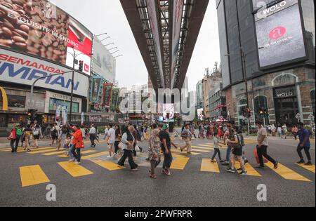 Kuala Lumpur, Malaysia. 30. April 2023. Fußgänger überqueren die Verkehrskreuzung in der Nähe des Einkaufsviertels in Kuala Lumpur. (Foto: © Wong Fok Loy/SOPA Images/Sipa USA) Guthaben: SIPA USA/Alamy Live News Stockfoto