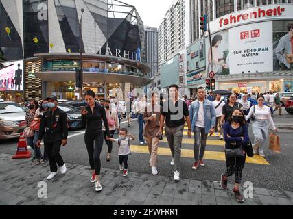 Kuala Lumpur, Malaysia. 30. April 2023. Fußgänger überqueren die Verkehrskreuzung in der Nähe des Einkaufsviertels in Kuala Lumpur. (Foto: © Wong Fok Loy/SOPA Images/Sipa USA) Guthaben: SIPA USA/Alamy Live News Stockfoto