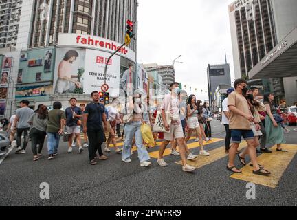 Kuala Lumpur, Malaysia. 30. April 2023. Fußgänger überqueren die Verkehrskreuzung in der Nähe des Einkaufsviertels in Kuala Lumpur. (Foto: © Wong Fok Loy/SOPA Images/Sipa USA) Guthaben: SIPA USA/Alamy Live News Stockfoto