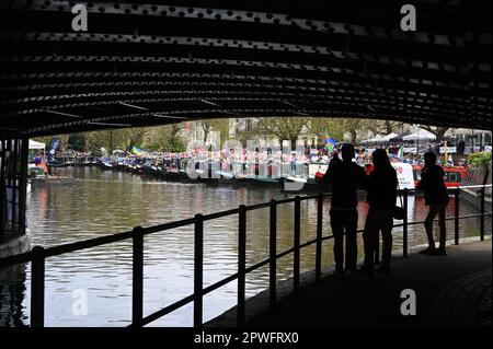 Warwick Avenue, London, Großbritannien. 30. April 2023. Schmalboote, Lastkähne und Kanalboote nehmen dieses Jahr am 40. Jahrestag der IWA Canalway Cavalcade Teil und feiern das nautische Leben auf den Wasserstraßen in Little Venice, London, Großbritannien. Kredit: Siehe Li/Picture Capital/Alamy Live News Stockfoto