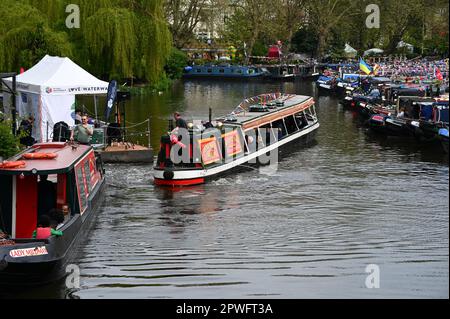 Warwick Avenue, London, Großbritannien. 30. April 2023. Schmalboote, Lastkähne und Kanalboote nehmen dieses Jahr am 40. Jahrestag der IWA Canalway Cavalcade Teil und feiern das nautische Leben auf den Wasserstraßen in Little Venice, London, Großbritannien. Kredit: Siehe Li/Picture Capital/Alamy Live News Stockfoto