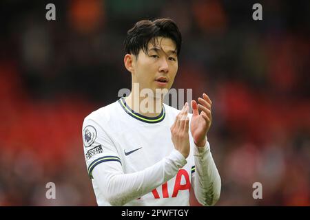 Liverpool, Großbritannien. 30. April 2023. Der Sohn Heung-Min von Tottenham Hotspur sieht deprimiert aus, als er den Fans am Ende des Spiels seine Wertschätzung zeigt. Spiel der Premier League, Liverpool gegen Tottenham Hotspur in Anfield in Liverpool am Sonntag, den 30. April 2023. Dieses Bild darf nur zu redaktionellen Zwecken verwendet werden. Nur redaktionelle Verwendung, Lizenz für kommerzielle Verwendung erforderlich. Keine Verwendung bei Wetten, Spielen oder Veröffentlichungen von Clubs/Ligen/Spielern. Bild von Chris Stading/Andrew Orchard Sportfotografie/Alamy Live News Kredit: Andrew Orchard Sportfotografie/Alamy Live News Stockfoto