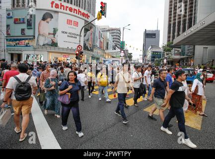 Kuala Lumpur, Malaysia. 30. April 2023. Fußgänger überqueren die Verkehrskreuzung in der Nähe des Einkaufsviertels in Kuala Lumpur. (Kreditbild: © Wong Fok Loy/SOPA Images via ZUMA Press Wire) NUR REDAKTIONELLE VERWENDUNG! Nicht für den kommerziellen GEBRAUCH! Stockfoto