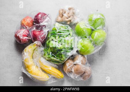 Obst in Plastiktüten, Einkaufen mit Plastiktüten, Recycling-Konzept Stockfoto