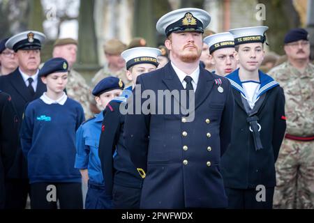 Das Royal Navy Training Ship obdurate Cadets sind während der Parade während des ANZAC Day Service in Warrington, 2023, aufmerksam Stockfoto