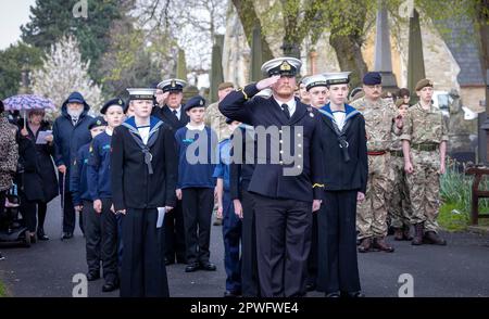 Das Royal Navy Training Ship obdurate Cadets sind aufmerksam, während ihr Offizier während des ANZAC Day Service in Warrington, 2023 salutiert Stockfoto