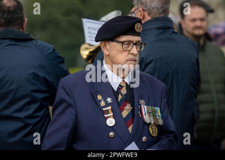 Percy Bell, pensionierter Vorsitzender des Herzog von Lancaster Regimental Veteran's Association, während eines ruhigen Moments am ANZAC Day, Warrington, 2023 Stockfoto