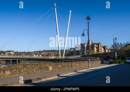 19.04.023 Lancaster, Lancashire, Vereinigtes Königreich. Die Lune Millennium Bridge ist eine Fußgängerbrücke mit Kabelhalterungen, die sich über den Fluss Lune in Lancaster, England erstreckt. Stockfoto