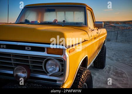 Ford F-150, gelber Pickup aus den 70ern Stockfoto