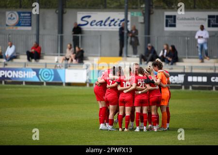 London, Großbritannien. 30. April 2023. London, England, April 30. 2023: Die Spieler von Coventry United bilden während der FA Women's Championship einen Kreis zwischen London City Lionesses und Coventry United in London, England. (Alexander Canillas/SPP) Guthaben: SPP Sport Press Photo. Alamy Live News Stockfoto