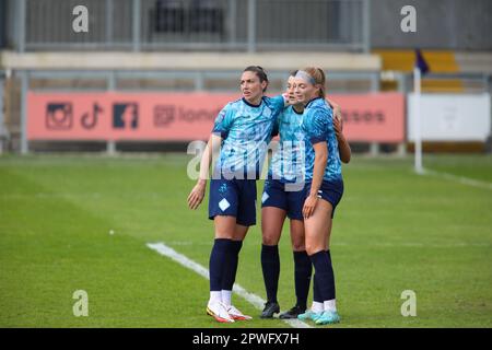 London, Großbritannien. 30. April 2023. London, England, April 30. 2023: Carly Girasoli (6 London City Lionesses), Hayley Nolan (15 London City Lionesses) und Harley Bennett (14 London City Lionesses feiern ihren Sieg beim FA Women's Championship Game zwischen London City Lionesses und Coventry United in London, England. (Alexander Canillas/SPP) Guthaben: SPP Sport Press Photo. Alamy Live News Stockfoto