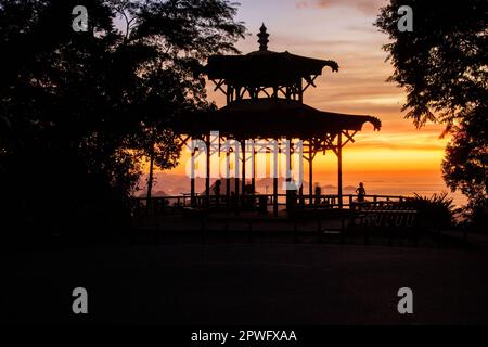 Morgengrauen in chinesischer Sicht in Rio de Janeiro, Brasilien. Stockfoto