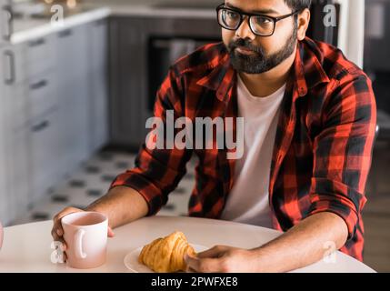 Porträt mit Kopfschuss, klug, selbstbewusst lächelnde Millennial-indianerin. Attraktive junge hindu-Teenager-Studentin, Freiberuflerin, die in die Kamera schaut, posiert Stockfoto