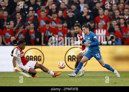 ROTTERDAM - (lr) Jurrien Timber von Ajax, Owen Wijndal von Ajax, Thorgan Hazard von PSV Eindhoven U während des Finales DES TOTO KNVB Cup zwischen PSV und Ajax im Feyenoord Stadion de Kuip am 30. April 2023 in Rotterdam, Niederlande. ANP MAURICE VAN STONE Stockfoto