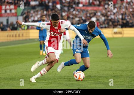 ROTTERDAM - (lr) Edson Alvarez aus Ajax, Thorgan Hazard von PSV Eindhoven während des TOTO-KNVB-Cup-Finales zwischen PSV und Ajax im Feyenoord-Stadion de Kuip am 30. April 2023 in Rotterdam, Niederlande. ANP ROBIN VAN LONKHUIJSEN Stockfoto