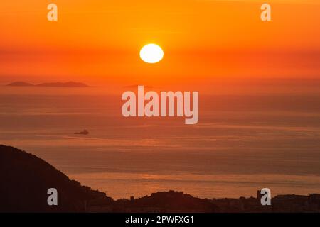 Morgengrauen in chinesischer Sicht in Rio de Janeiro, Brasilien. Stockfoto