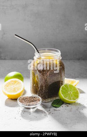 Wasser mit Chia Seeds, gesundes Getränkekonzept auf hellem Hintergrund Stockfoto