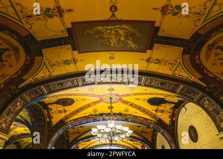 Los Angeles, Kalifornien, USA - 25. April 2023. Interieur des historischen Millennium Biltmore Hotels. Wandgemälde mit Fresken in der Hauptgalerie. Stockfoto