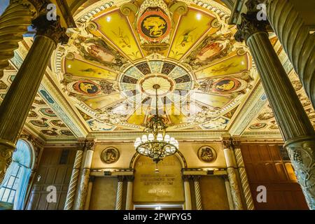 Los Angeles, Kalifornien, USA - 25. April 2023. Interieur des historischen Millennium Biltmore Hotels. Wandgemälde mit Fresken in der Hauptgalerie. Stockfoto