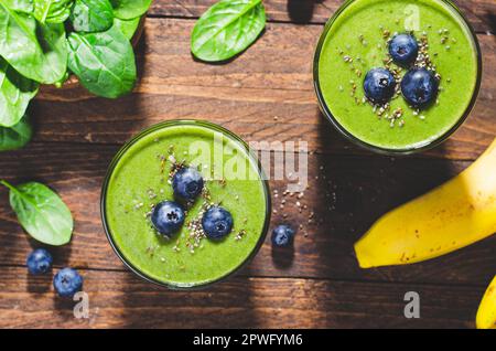 Grüner Smoothie, Erfrischender Spinat, Kiwi, Apfel, Bananengetränk, Gesundes Essen, Detox, Vegan oder Vegetarian Diet Food Konzept, Bright Background Stockfoto