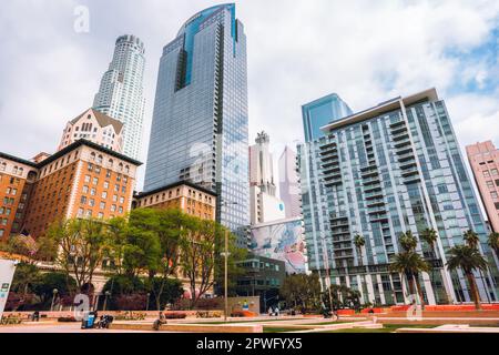 Los Angeles, Kalifornien, USA - 25. April 2023. Biltmore Hotel, USA Bank Tower und das Deloitte-Gebäude oder der Turm der Gasgesellschaft, Blick vom Pershing Square Stockfoto