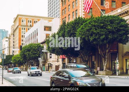 Los Angeles, Kalifornien, USA - 25. April 2023. 5. Street in Downtown Los Angeles, Blick auf die Straße, Verkehr, Stadtleben, Architektur Stockfoto