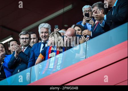 Barcelona, Spanien. 30. April 2023. Luis Rubiales (Präsident der Real Federacion Espanola de Futbol) und Alexia Putellas (FC Barcelona FEM) während eines Spiels der Liga F zwischen dem FC Barcelona Femeni und dem Sporting Club de Huelva am 30. April 2023 in Estadi Johan Cruyff in Barcelona, Spanien. (Foto/Felipe Mondino) Kredit: Unabhängige Fotoagentur/Alamy Live News Stockfoto