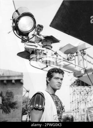 STEPHEN BOYD am Set Candid Photo während der Dreharbeiten von BEN HUR 1959 Regisseur WILLIAM WYLER Music MIKLOS ROZSA Kostümdesign ELIZABETH HAFFENDEN Metro Goldwyn Mayer Stockfoto