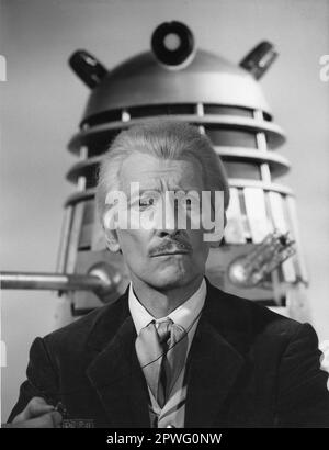 PETER CUSHING Portrait als DR. WER in DALEKS - INVASION EARTH 2150 n. Chr. 1966 Regisseur GORDON FLEMYNG Drehbuch TERRY NATION und MILTON SUBOTSKY Kostümdesign JACKIE CUMMINS MUSIKRECHNUNG McGUFFIE British Lion Stockfoto