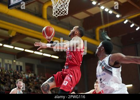 Tortona, Italien. 30. April 2023. SHABBAZ NAPIER (EA7 EMPORIO ARMANI MILANO) während der Bertram Yachts Derthona Tortona vs. EA7 Emporio Armani Milano, italienische Basketball Serie A Championship in Tortona, Italien, April 30 2023 Kredit: Independent Photo Agency/Alamy Live News Stockfoto