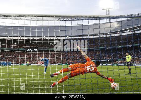 ROTTERDAM - (lr) Thorgan Hazard von PSV Eindhoven erzielt Elfmeter, Ajax Torwart Geronimo Rulli während des TOTO KNVB Cup Finales zwischen PSV und Ajax im Feyenoord Stadion de Kuip am 30. April 2023 in Rotterdam, Niederlande. ANP MAURICE VAN STONE Stockfoto