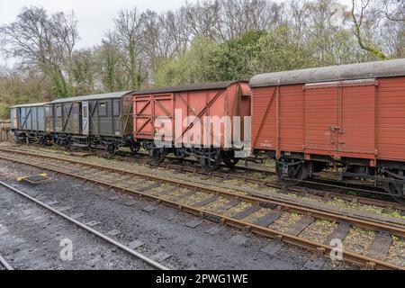 Alte Güterwagen, die an der Norden Station der Swanage Steam Heritage Railway, Dorset, England, gelagert wurden Stockfoto