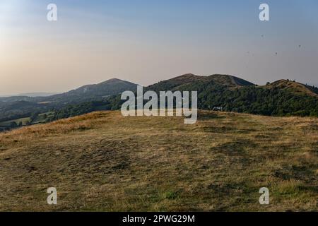 Malvern Hills Paragliding Blick vom British CUMP Eine friedliche ländliche Landschaft mit üppiger Pflanzenwelt und einem weit entfernten Grat am Horizont. Ruhe Perversling Stockfoto