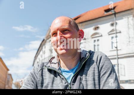 Porträt eines gutaussehenden Hipstermannes. Ein Mann in einer großen Stadt auf der Straße, ein Lebensstil-Konzept Stockfoto