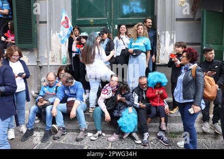 Neapel, Italien. 30. April 2023. SSC-Fans aus Neapel reagieren mit Enttäuschung auf das Ende des Fußballspiels Neapel-Salernitana, das 1-1 beendet wurde und Neapel nicht die 2022/2023-Meisterschaft Early Credit: Independent Photo Agency/Alamy Live News gewinnen ließ Stockfoto