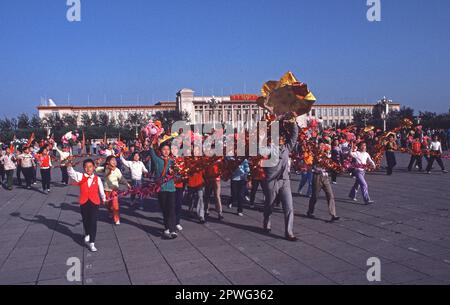 Schulkinder feiern den 35. Jahrestag der kommunistischen Revolution auf dem Platz des Himmlischen Friedens. Peking, China, 1984 Stockfoto