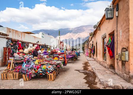 Purmamarca, Jujuy, Argentinien - September 2019: Handwerksverkäufe in Purmamarca Stockfoto