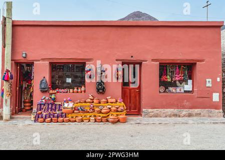 Purmamarca, Jujuy, Argentinien - September 2019: Handwerksverkäufe in Purmamarca Stockfoto