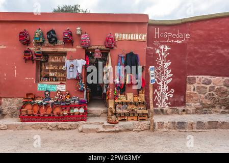 Purmamarca, Jujuy, Argentinien - September 2019: Handwerksverkäufe in Purmamarca Stockfoto