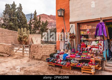 Purmamarca, Jujuy, Argentinien - September 2019: Handwerksverkäufe in Purmamarca Stockfoto