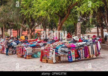 Purmamarca, Jujuy, Argentinien - September 2019: Handwerksmarkt auf dem Purmamarca-Platz Stockfoto