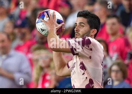 St. Louis, USA. 29. April 2023. Eric Miller (15), der Portland Timbers-Spieler, beginnt seinen Einwurf. STL City spielte am 29. April 2023 im CITY Park Stadium in St. die Portland Timbers in einem Major League Soccer-Spiel Louis, MO, USA. Foto: Tim Vizer/Sipa USA Kredit: SIPA USA/Alamy Live News Stockfoto