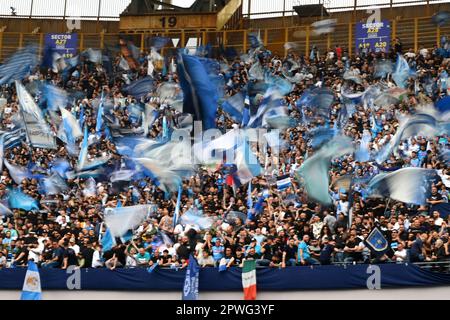 Neapel, Italien. 30. April 2023. Unterstützer des SSC Napoli während des Spiels der Serie A zwischen SSC Napoli und US Salernitana am 30. April 2023 im Stadio Diego Armando Maradona, Neapel, Italien. Kredit: Nicola Ianuale/Alamy Live News Stockfoto